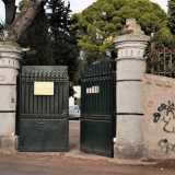 Proseguiamo e a sinistra, al civico 19, un grande cancello verde si impone al nostro sguardo. � fiancheggiato da due torrini che gli fanno da cardini: siamo davanti all�Istituto educativo assistenziale �Madre Arcucci�, dove trovano ospitalit� bambini e ragazzi con vissuti difficili